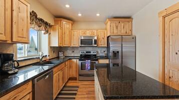 雪櫃、微波爐、焗爐、爐具