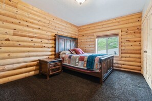 6 bedrooms, desk, iron/ironing board, travel cot