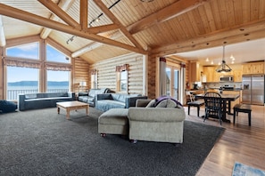 Téléviseur connecté, foyer, jeux vidéo, table de baby-foot