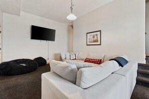 Smart-tv, een open haard, videospelletjes en tafelvoetbal