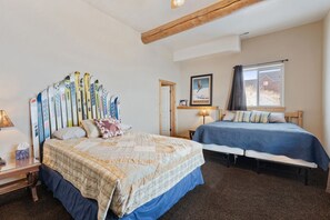 6 slaapkamers, een bureau, een strijkplank/strijkijzer, reisbedje