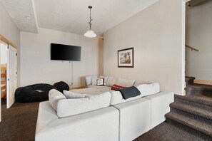 Älytelevisio, takka, videopelejä, pöytäjalkapallopöytä