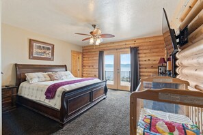 6 bedrooms, desk, iron/ironing board, travel crib