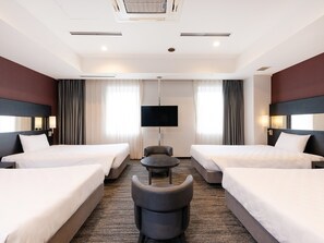 Deluxe Quadruple Room | Desk, free WiFi, bed sheets