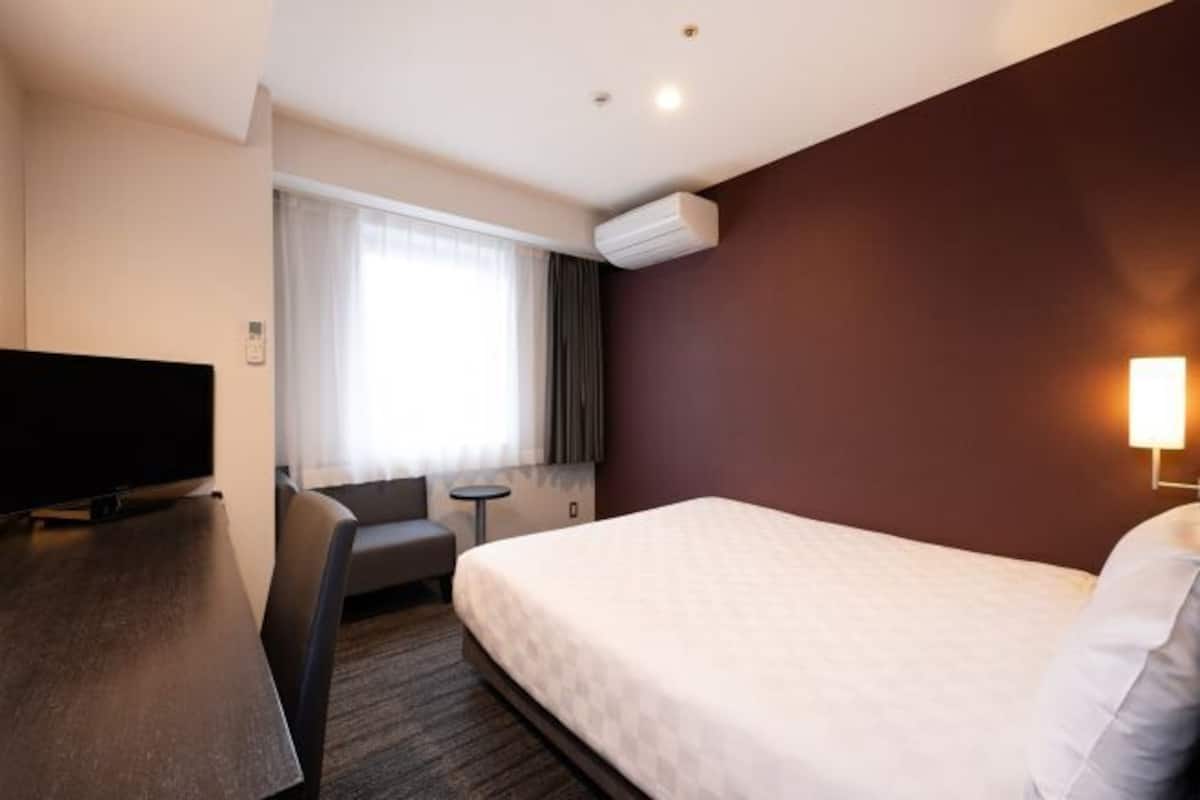 Escritorio, wifi gratis, ropa de cama