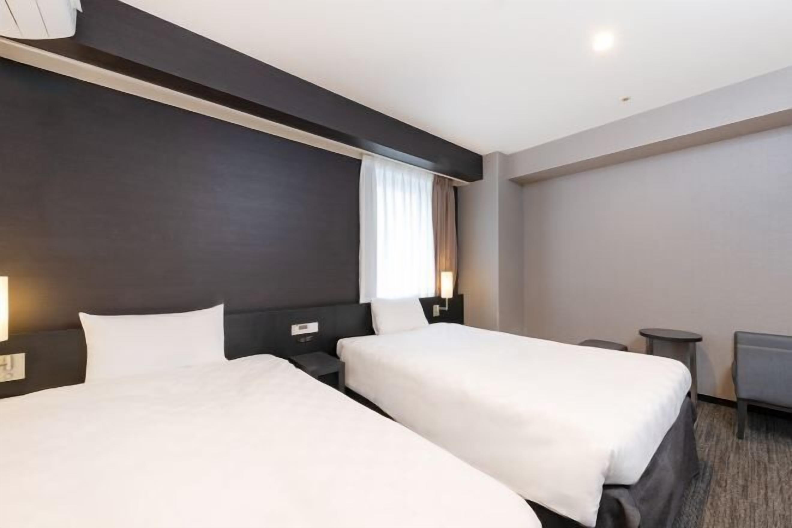 Escritorio, wifi gratis, ropa de cama