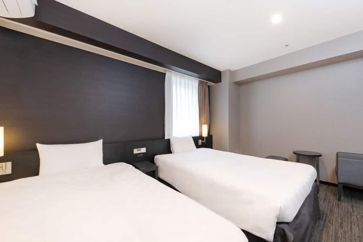 Escritorio, wifi gratis, ropa de cama