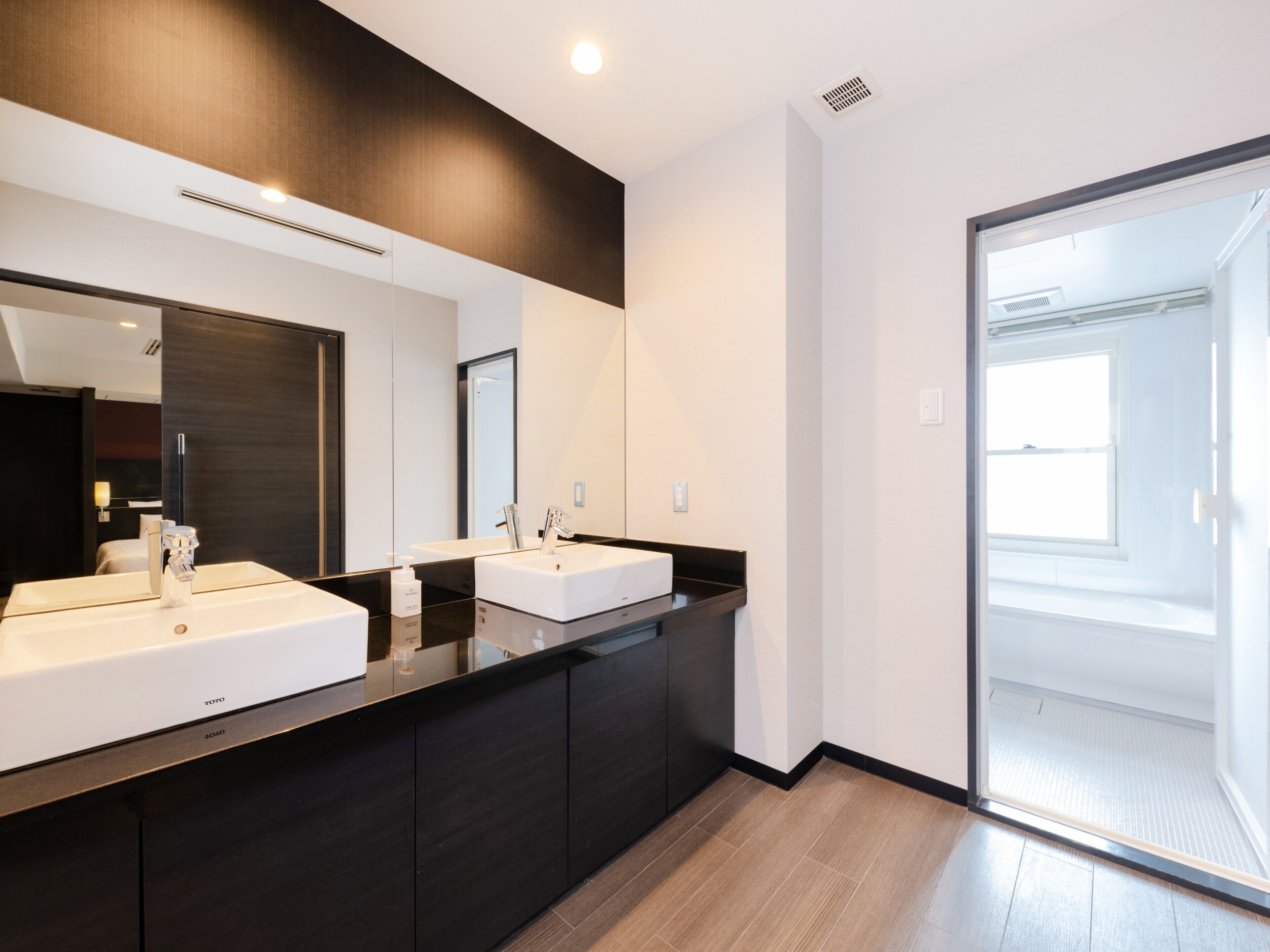 Deluxe Quadruple Room | Bathroom | Combined shower/tub, free toiletries, hair dryer, slippers