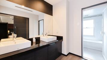 Deluxe Quadruple Room | Bathroom | Combined shower/tub, free toiletries, hair dryer, slippers