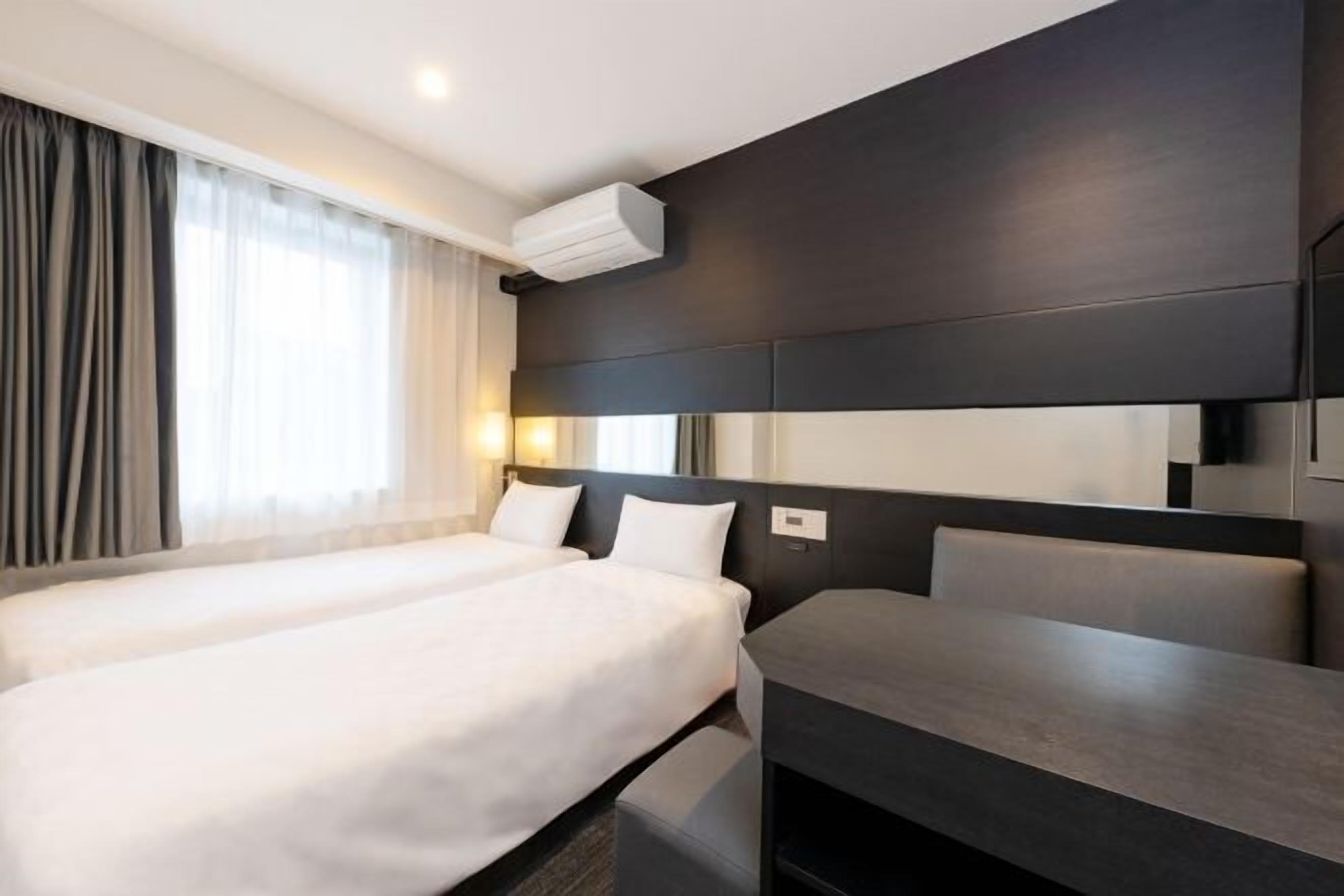 Escritorio, wifi gratis, ropa de cama