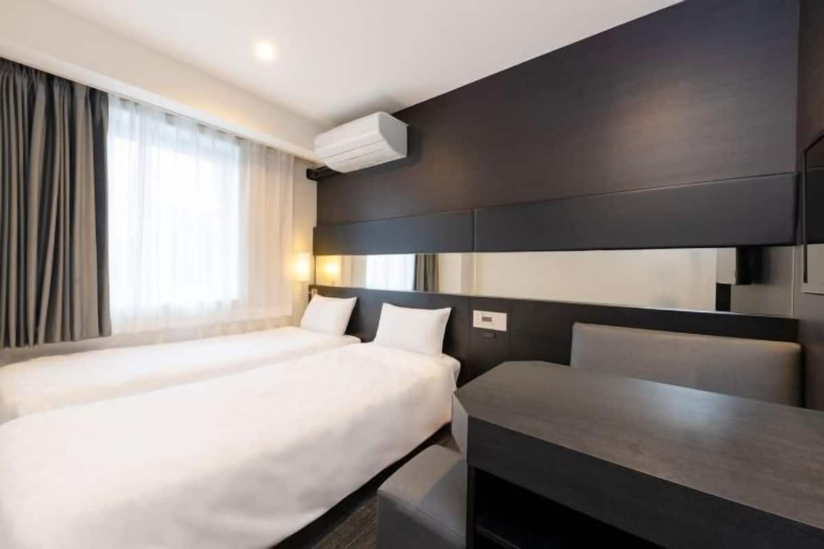 Escritorio, wifi gratis, ropa de cama