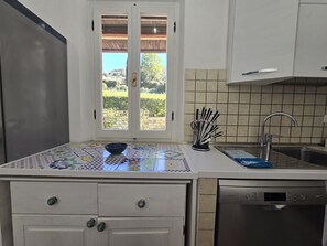 Kjøleskap, mikrobølgeovn, ovn og oppvaskmaskin