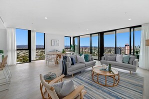 Smart TV - Modern self contained service apartment in heart of Broadbeach.  (Broadbeach)