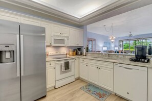 冰箱、微波炉、烤箱、炉灶