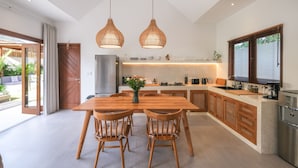 Villa | Eget kjøkken | Kaffetrakter/tekoker, kjøleskap, mikrobølgeovn og kokeplater
