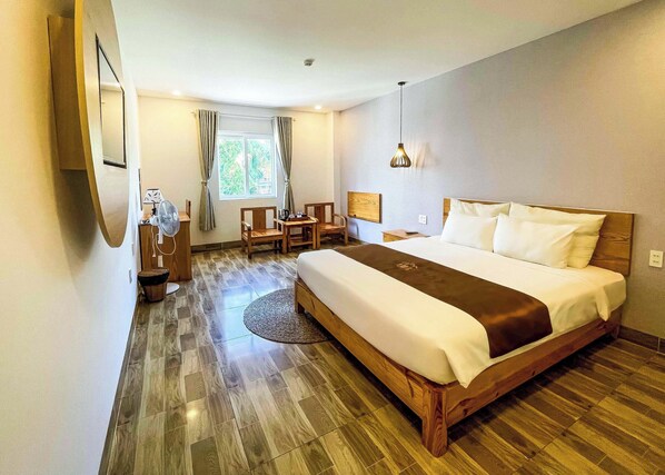 Habitación doble Deluxe, vista al jardín | Edredón, camas con pillow-top y minibar