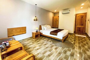 Quarto casal luxo, vista para o jardim | Edredons de pluma, camas com colchões pillow-top, frigobar