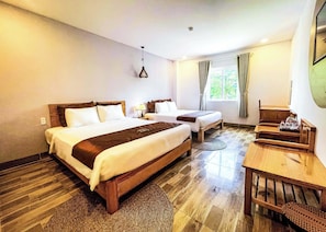 Executive-Vierbettzimmer, Gartenblick | Daunenbettdecken, Pillowtop-Betten, Minibar, Zimmersafe