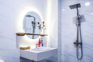 Chuveiro, produtos de toalete grátis, secador de cabelo 
