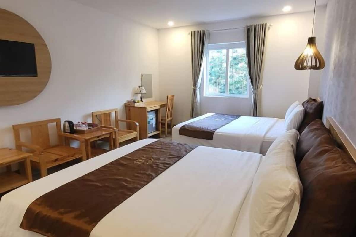 Dundyner, senger med overmadrass, minibar og safe på rommet