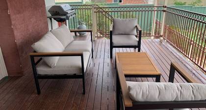 Pet friendly 2 bedroom house close to town with beautiful view of Tamworth hills