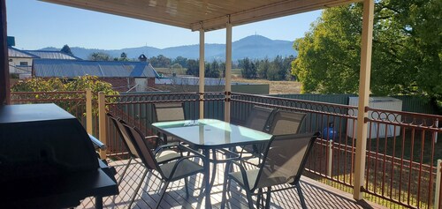 Pet friendly 2 bedroom house close to town with beautiful view of Tamworth hills