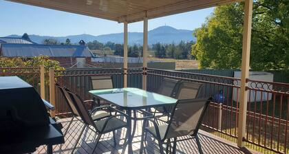 Pet friendly 2 bedroom house close to town with beautiful view of Tamworth hills