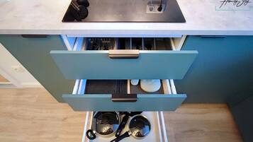 Geladeira, cooktop, lava-louças, cafeteira/chaleira