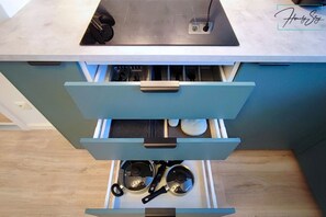 Réfrigérateur, plaque de cuisson, lave-vaisselle, cafetière/bouilloire