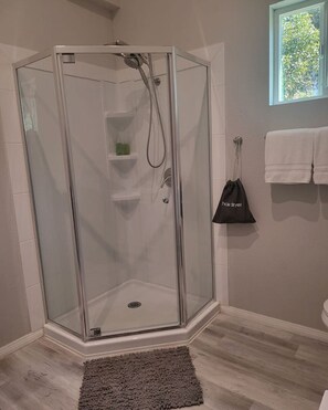 Articles de toilette écologiques, sèche-cheveux, serviettes fournies