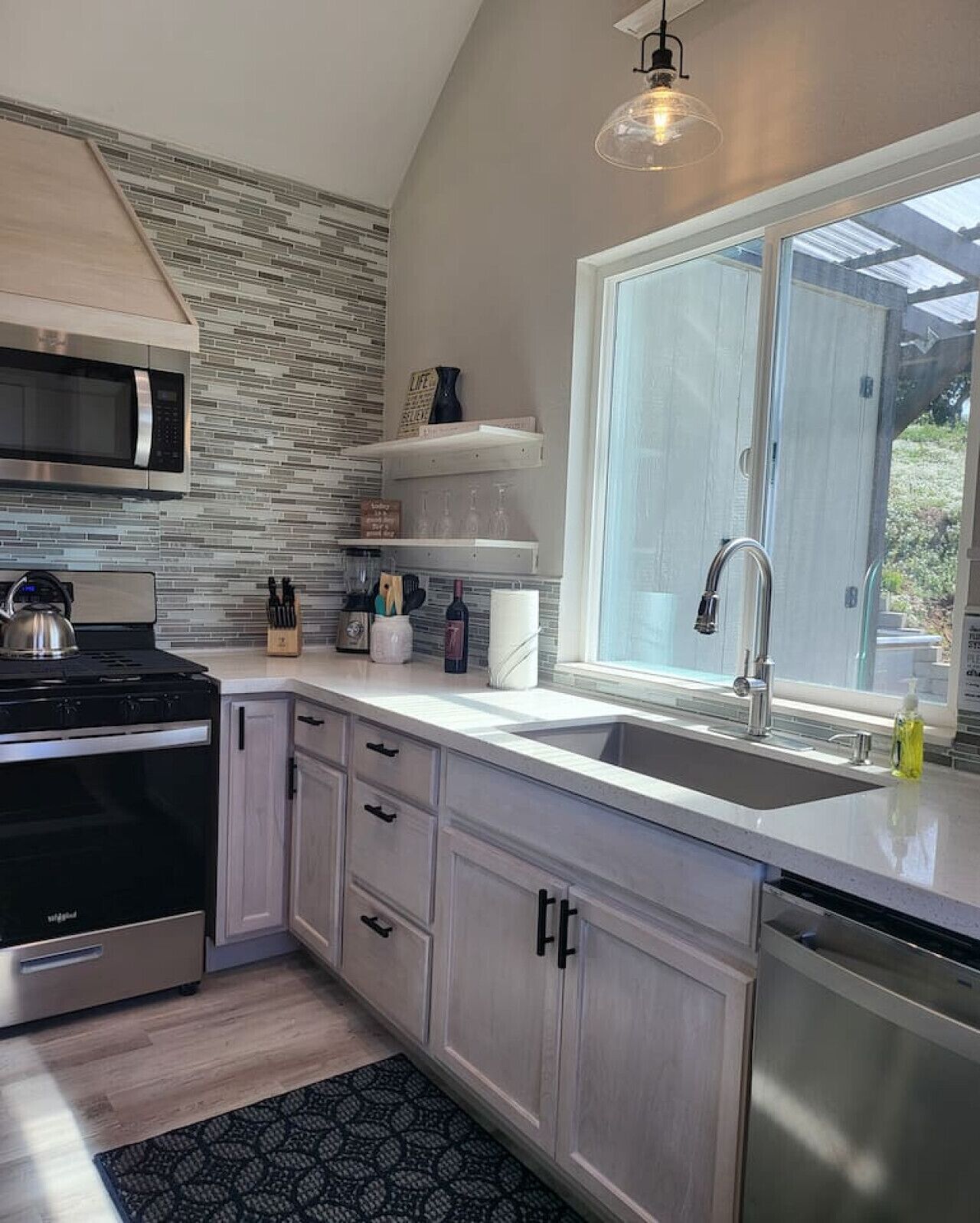 Køleskab, mikrobølgeovn, ovn, kogeplade