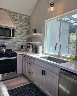 Fridge, microwave, oven, stovetop - Serene Vineyard Cottage Escape (Fallbrook)