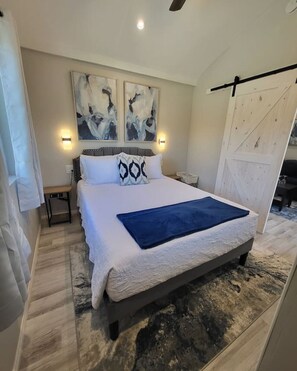 1 chambre, bureau, fer et planche à repasser, lit de bébé portatif