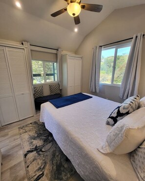 1 bedroom, desk, iron/ironing board, travel cot - Serene Vineyard Cottage Escape (Fallbrook)