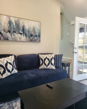 Smart TV, table tennis - Serene Vineyard Cottage Escape (Fallbrook)