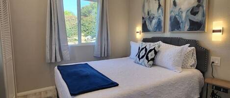 1 soverom, skrivebord, strykejern/-brett og reiseseng for barn