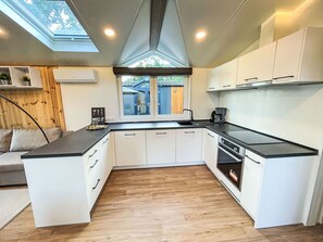 Kjøleskap, ovn, oppvaskmaskin og kjøkkenutstyr