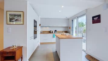 Fridge, microwave, dishwasher, cookware/dishes/utensils