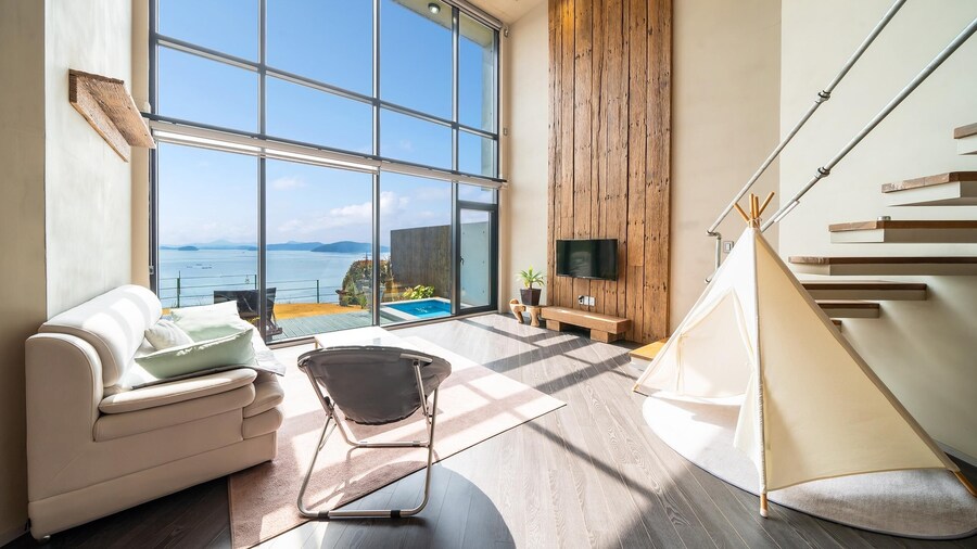 Geoje Raonhiljo Pollvilla 旅馆