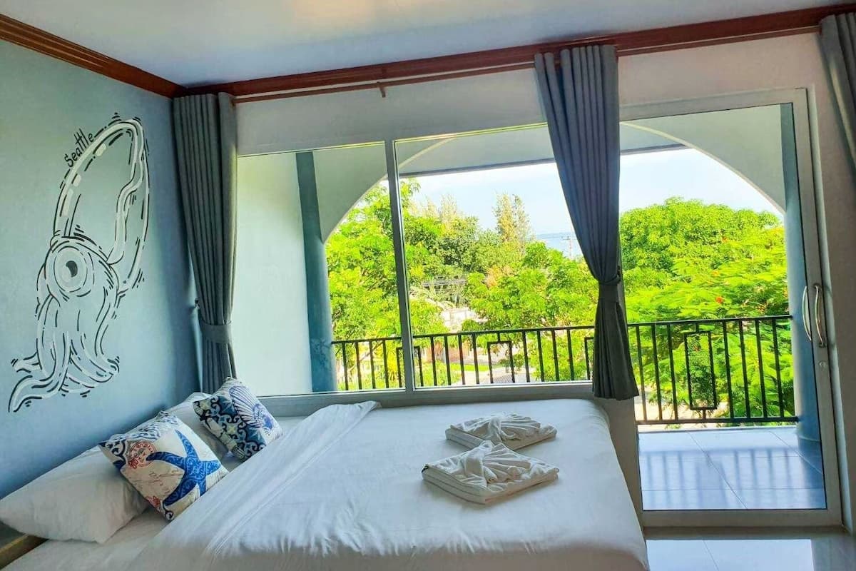 Standard Room, Resort View | Bathroom | Free toiletries, hair dryer