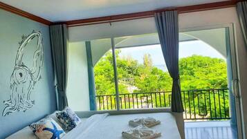 Standardrum - utsikt mot resort | Badrum | Gratis toalettartiklar och hårtork