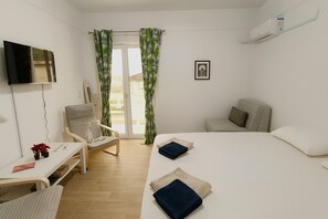 Pillow-top beds, individually decorated, individually furnished - Karavaki Apartments (Zakynthos)