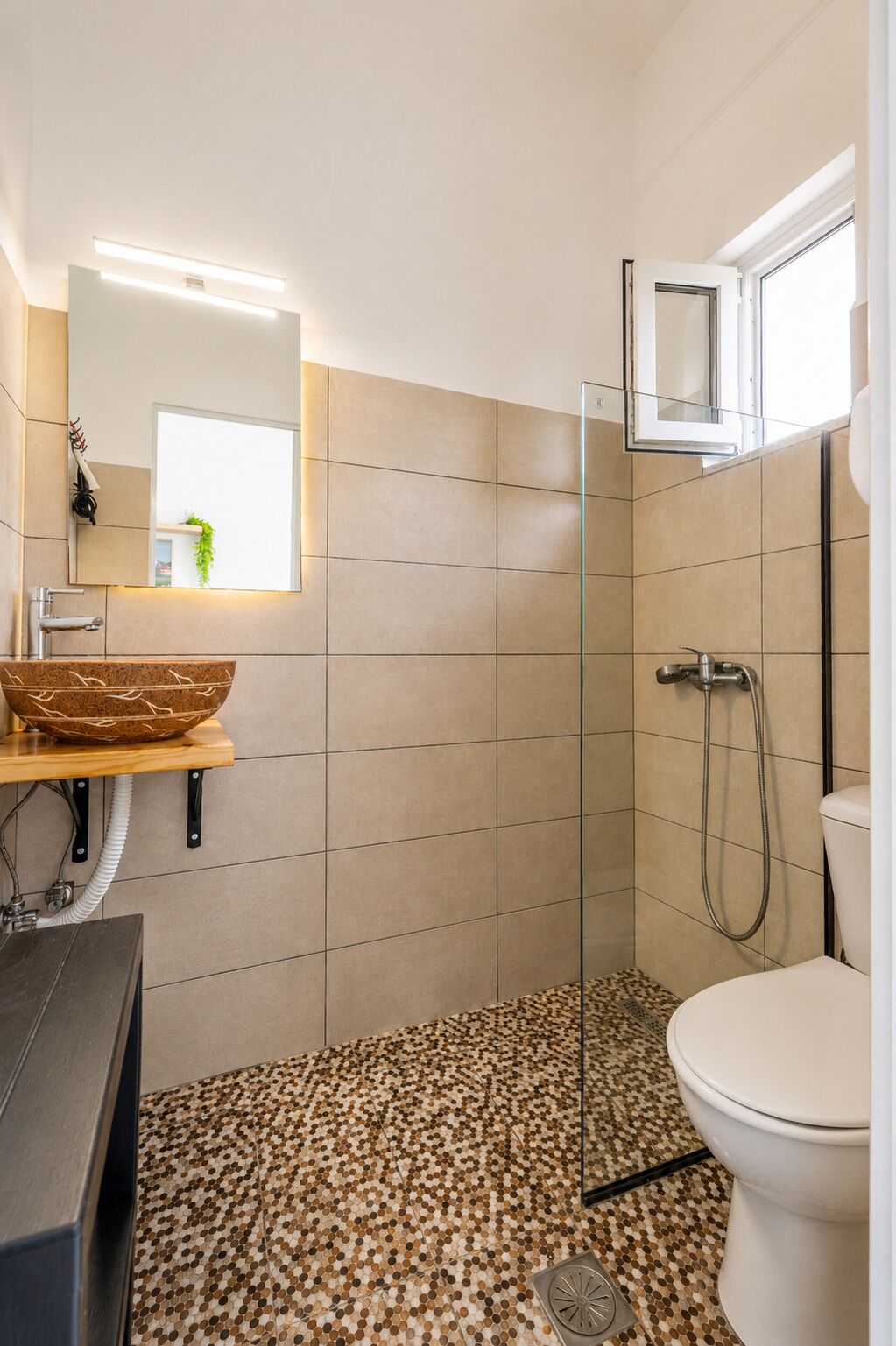 Comfort Apartment, Air conditioning, Mountain View | Bathroom | Shower, free toiletries, hair dryer, towels