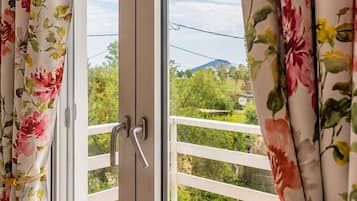 Comfort-Apartment, Klimaanlage, Bergblick | Pillowtop-Betten, individuell dekoriert, individuell eingerichtet