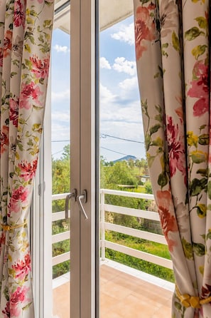 Comfort Apartment, Air conditioning, Mountain View | Pillowtop beds, individually decorated, individually furnished - Karavaki Apartments (Zakynthos)