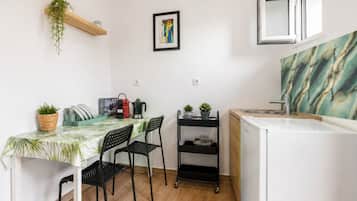 Quarto design | Cozinha americana privada | Geladeira, chaleira elétrica, talheres/pratos/utensílios de cozinha