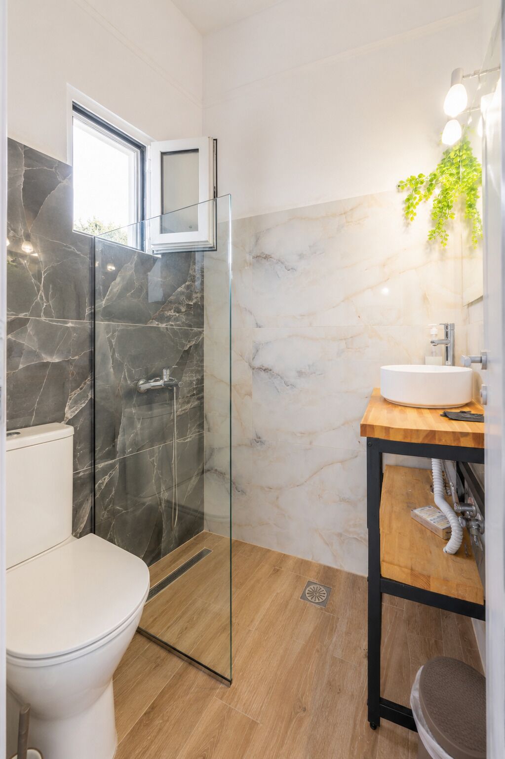 Chambre Design | Salle de bain | Douche, articles de toilette gratuits, sèche-cheveux