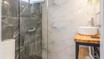 Chambre Design | Salle de bain | Douche, articles de toilette gratuits, sèche-cheveux