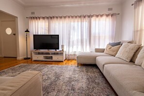 TV, libri, studio, monitor per computer