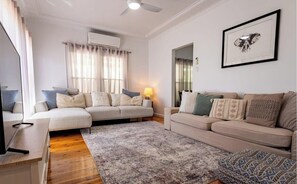 Tv, böcker, kontor och datorskärmar